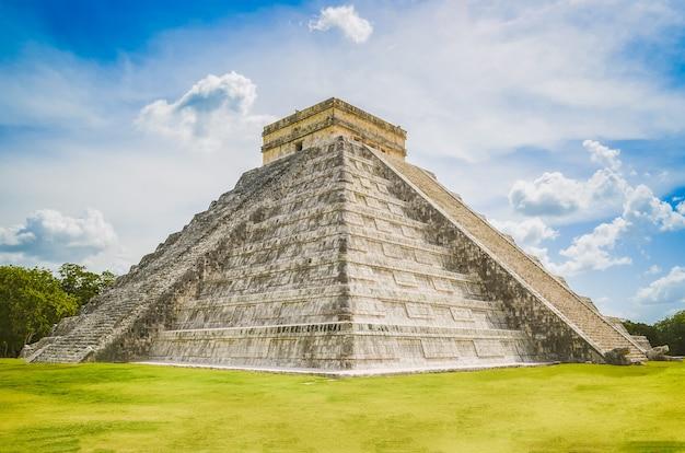 What were 3 major achievements of the Mayan civilization? 