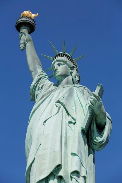 Are there pictures of the Statue of Liberty before it turned green? 