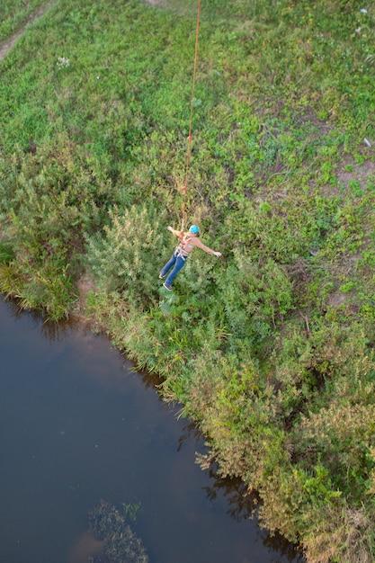 How fast do you fall while bungee jumping? 