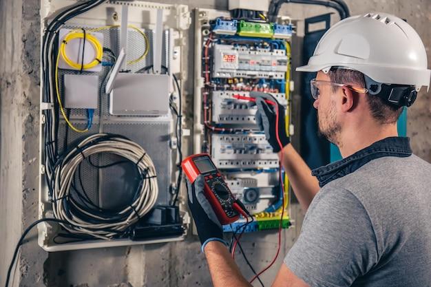 Can an apprentice electrician work alone? 