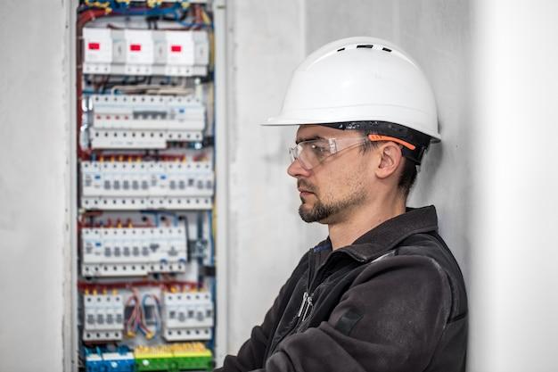 Can an apprentice electrician work alone? 