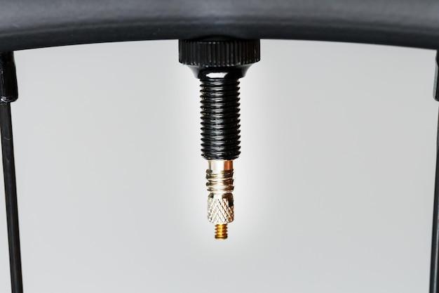 Can I replace a Presta valve with a Schrader valve? 