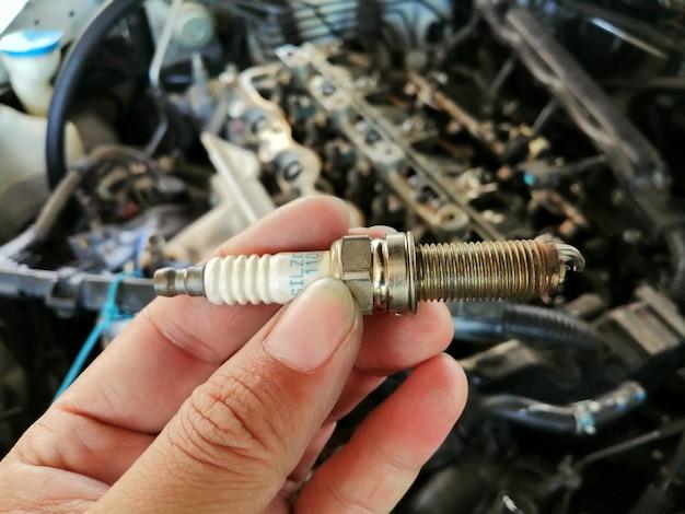 Can the wrong spark plug damage the engine? 