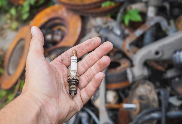 Can the wrong spark plug damage the engine? 