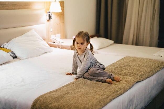 Can you leave children in hotel rooms? 