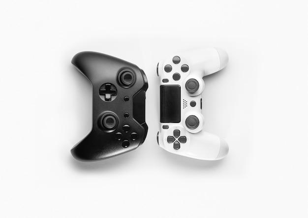 Can you play GTA V with two controllers? 