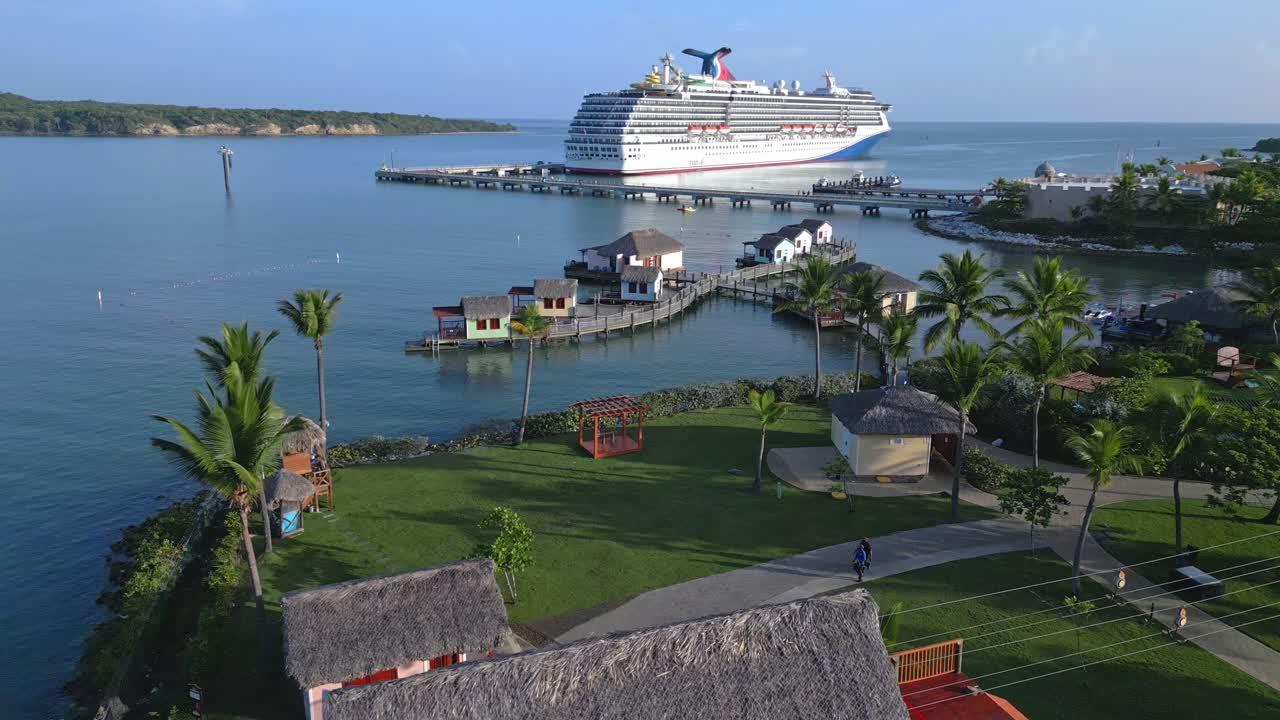 Can you take a boat from Florida to Dominican Republic? 