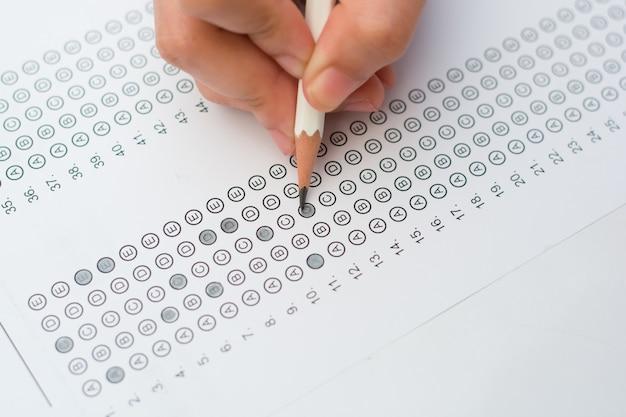 What are the characteristics of standardized test? 