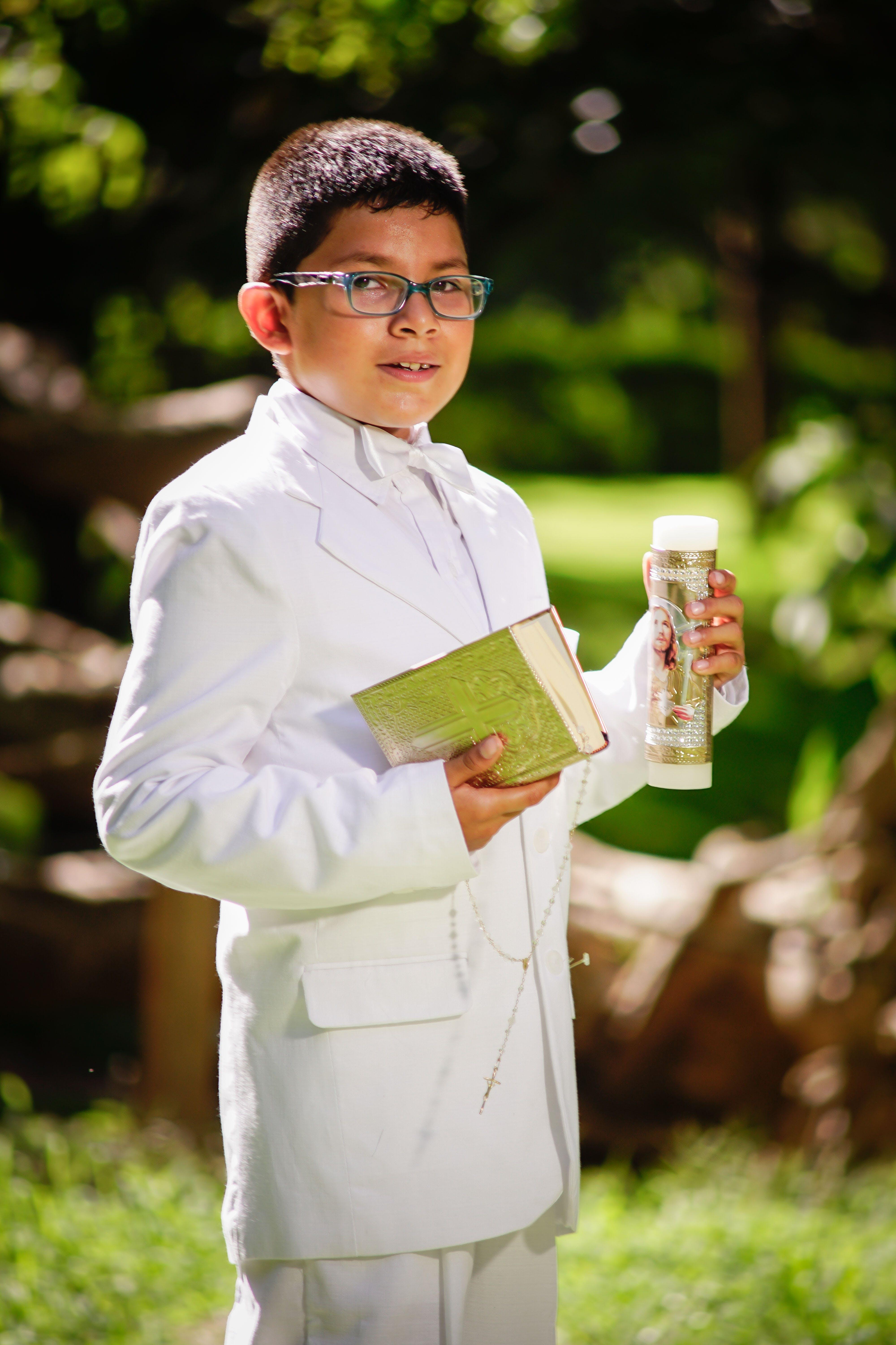 Do boys wear rosettes for communion? 