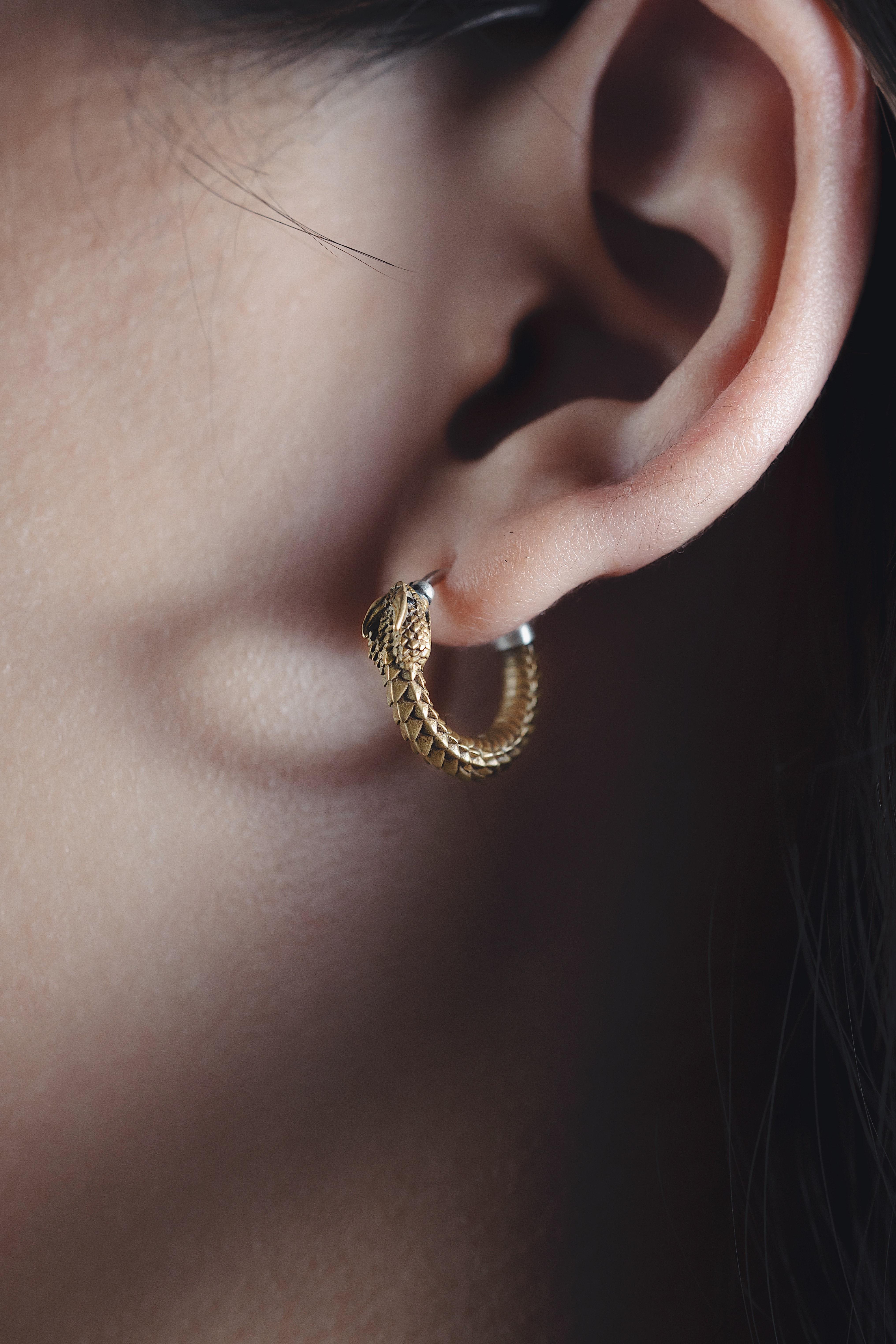 Do magnetic earrings fall off easily? 