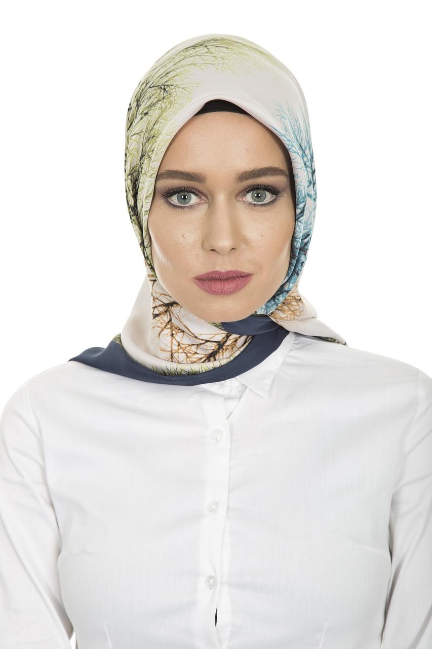 Does hijab have to cover neck? 