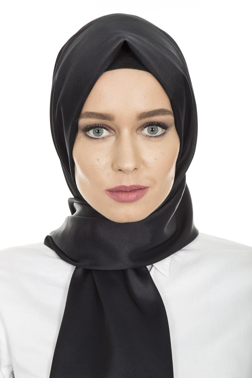 Does hijab have to cover neck? 