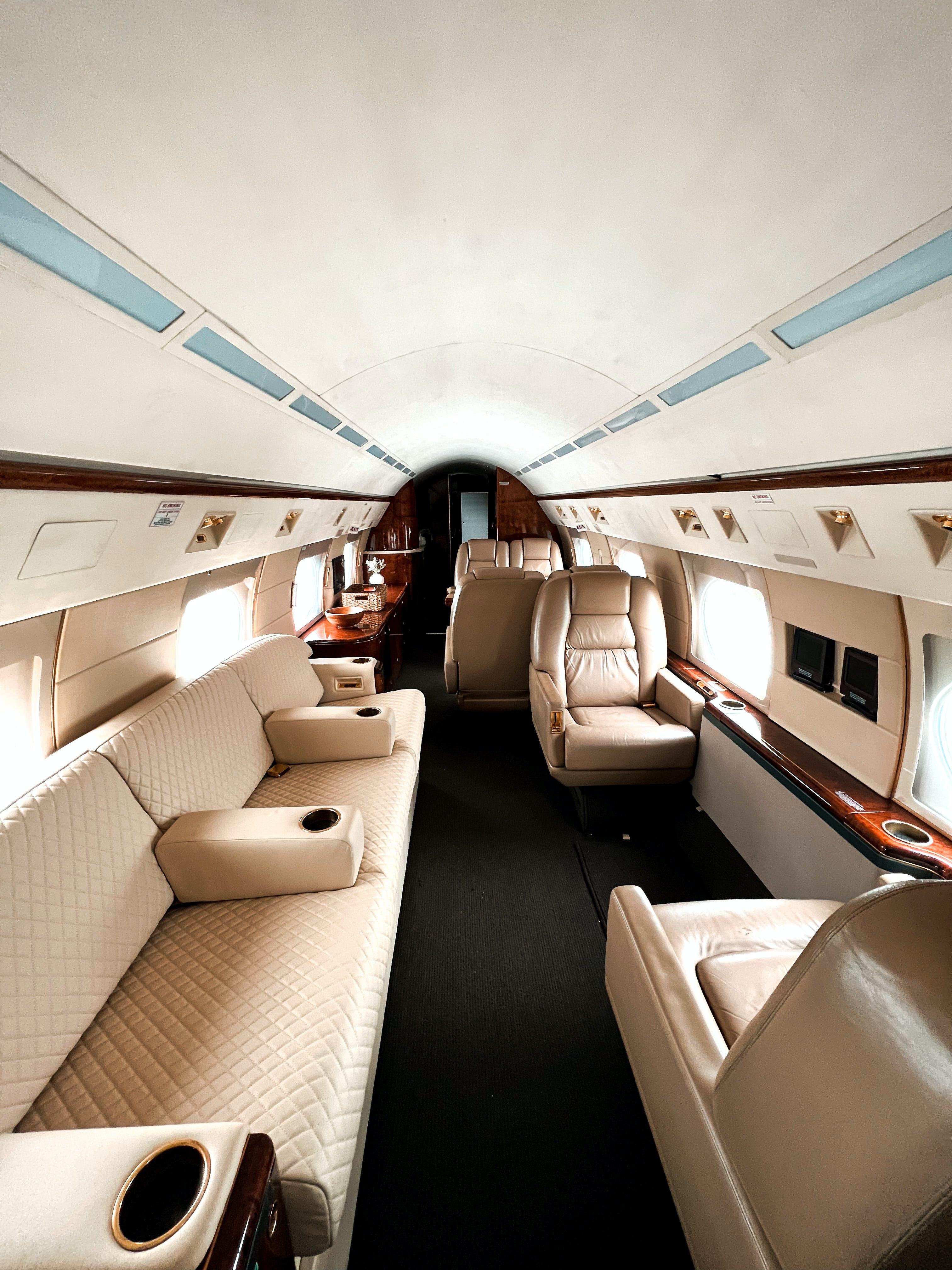 How long does it take to fly to Italy on a private jet? 