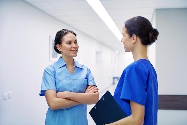 How do nurses specialize in ER? 