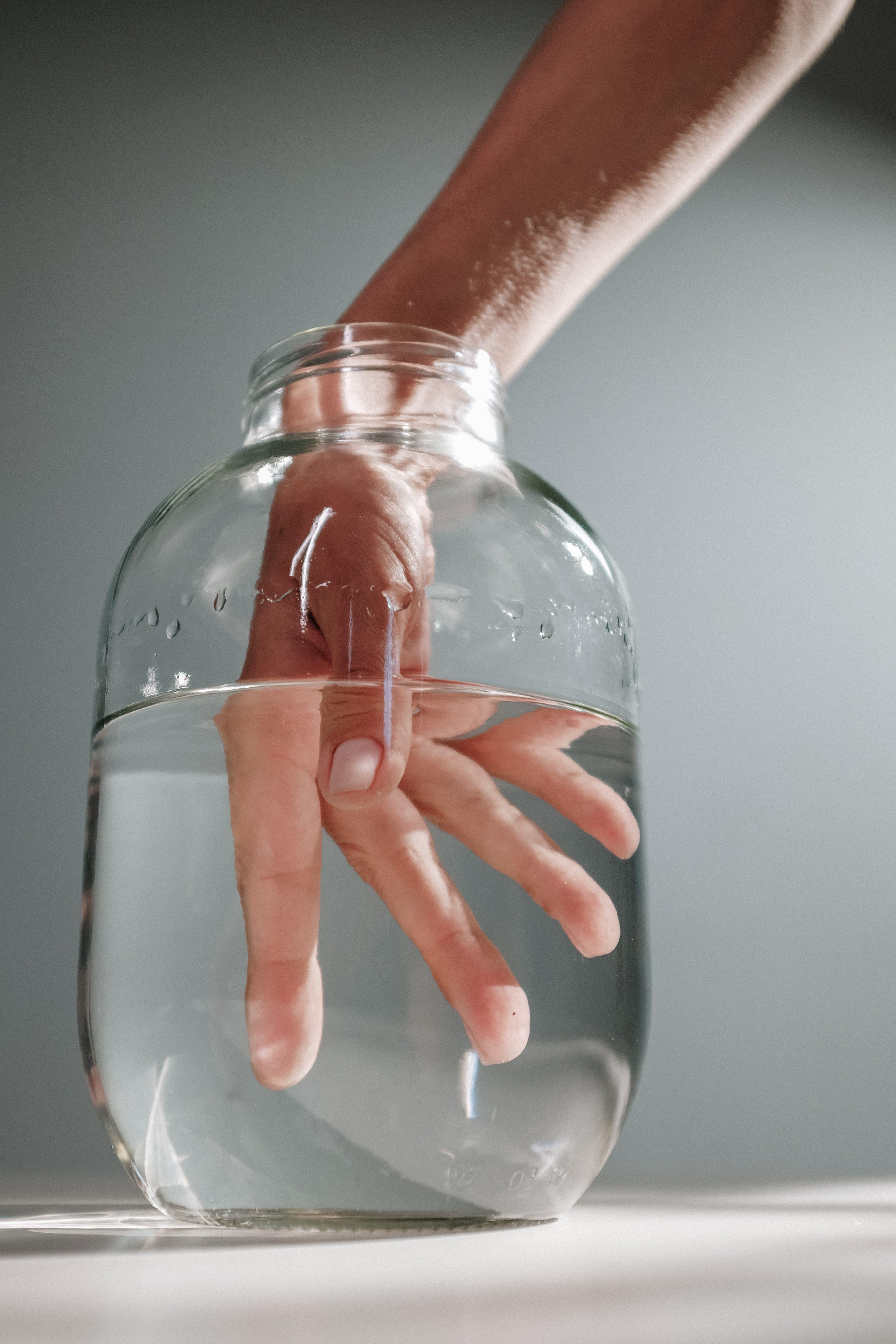 How long can you submerge your hand in ice water? 