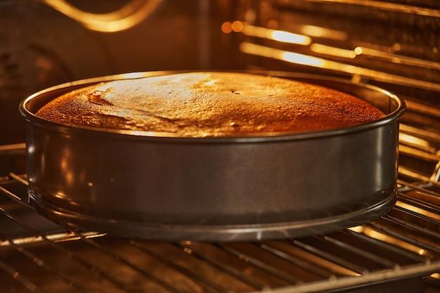 How long does a cheesecake take to set in the oven? 