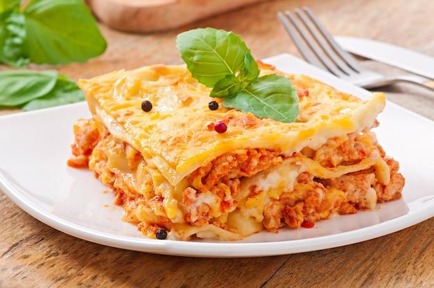 How long does lasagna keep in the fridge? 