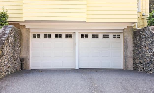 How many amps does a single garage door opener use? 