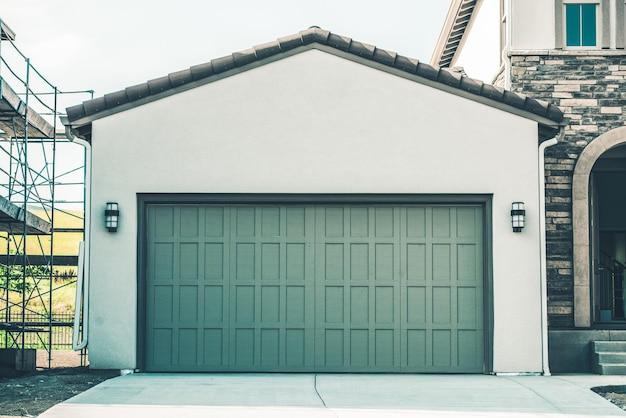 How many amps does a single garage door opener use? 