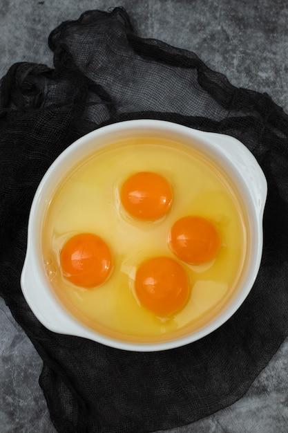 How many egg yolks is 100g? 