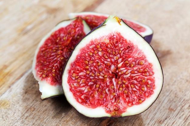 How many seeds does a fig have? 