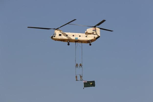 How many soldiers can a Chinook hold? 