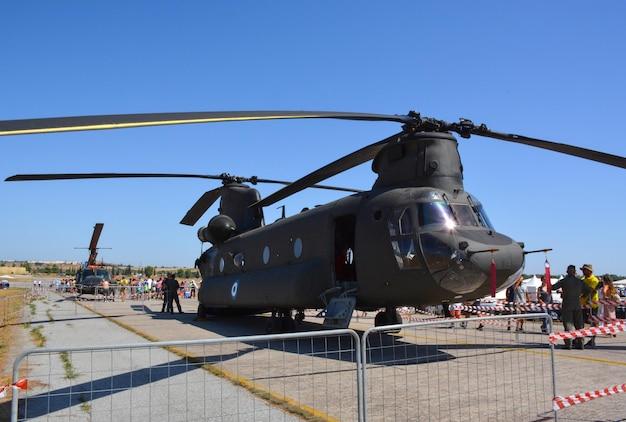 How many soldiers can a Chinook hold? 