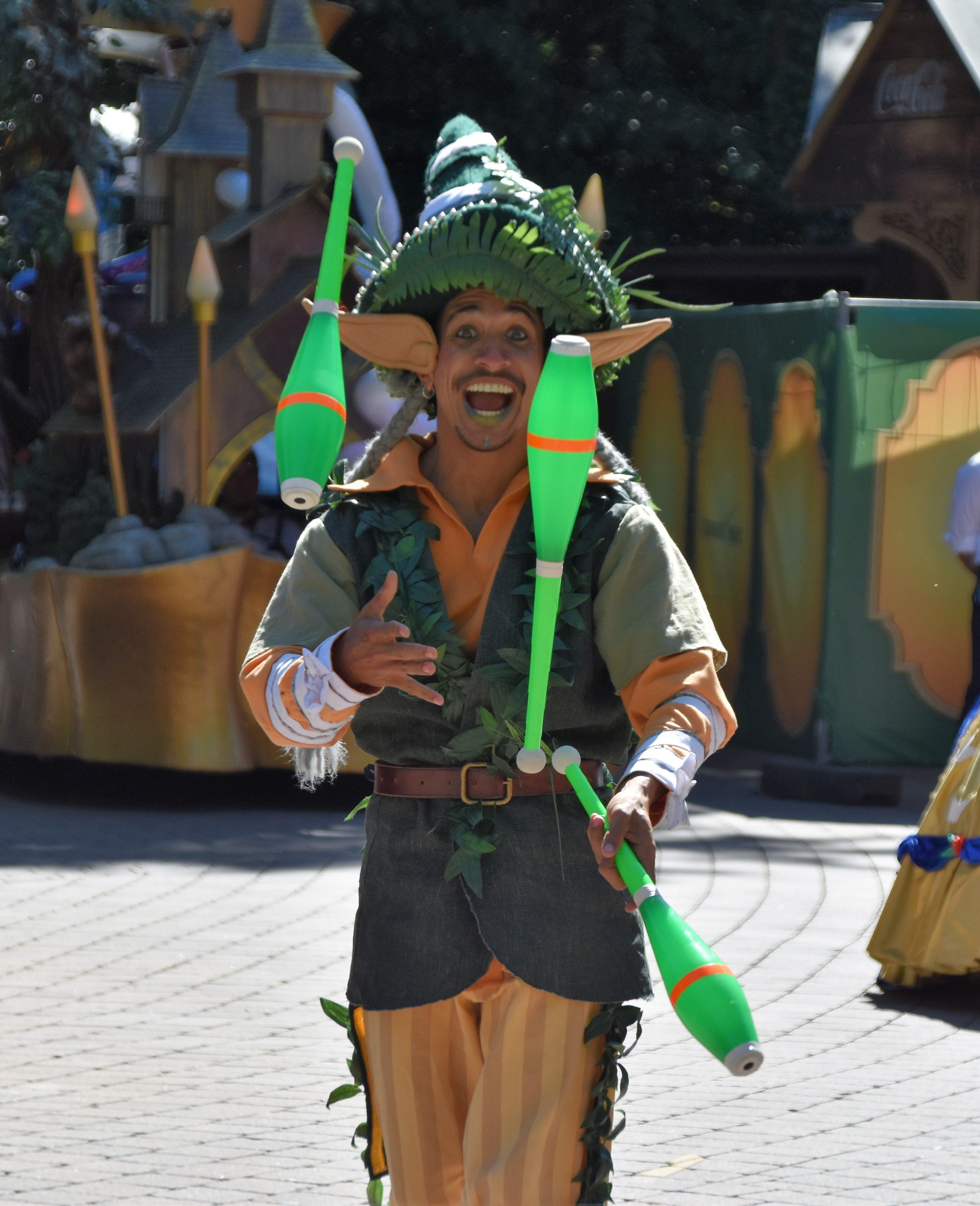 How much do parade performers make at Disneyland? 