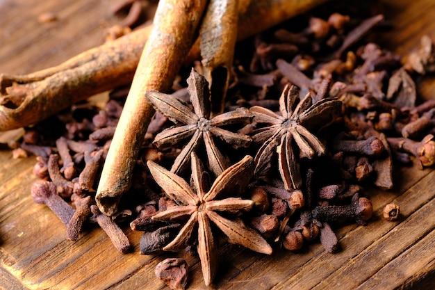 How much does a star anise weigh in grams? 
