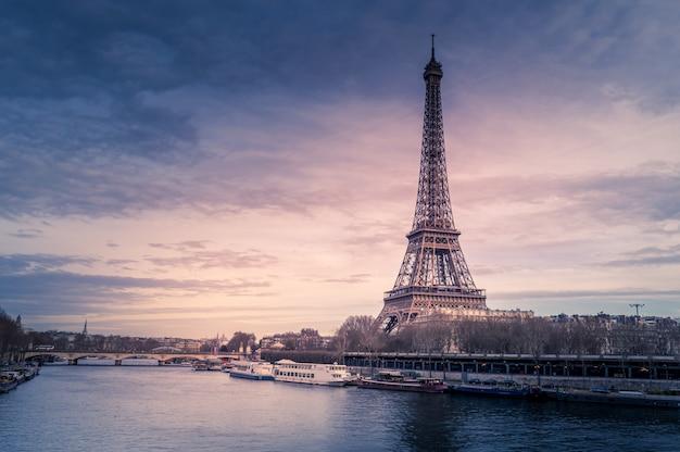 How much does an average trip to Paris cost? 