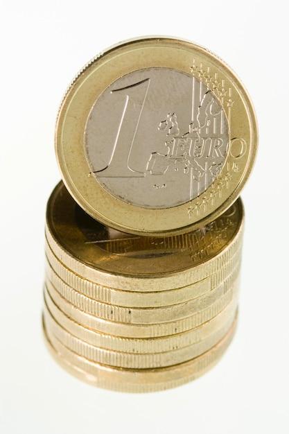How much is a 1 Euro coin worth in US dollars? 