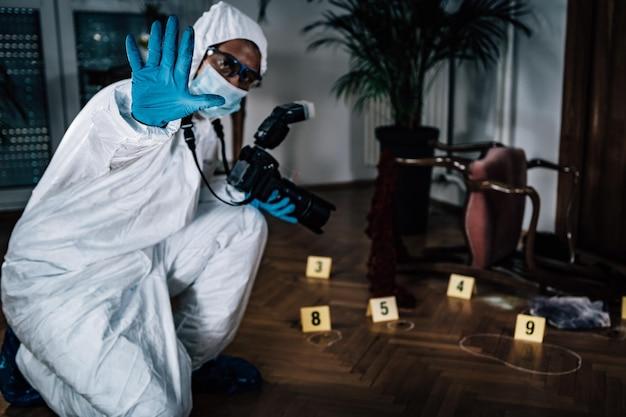 How do you become a forensic scientist for the FBI? 