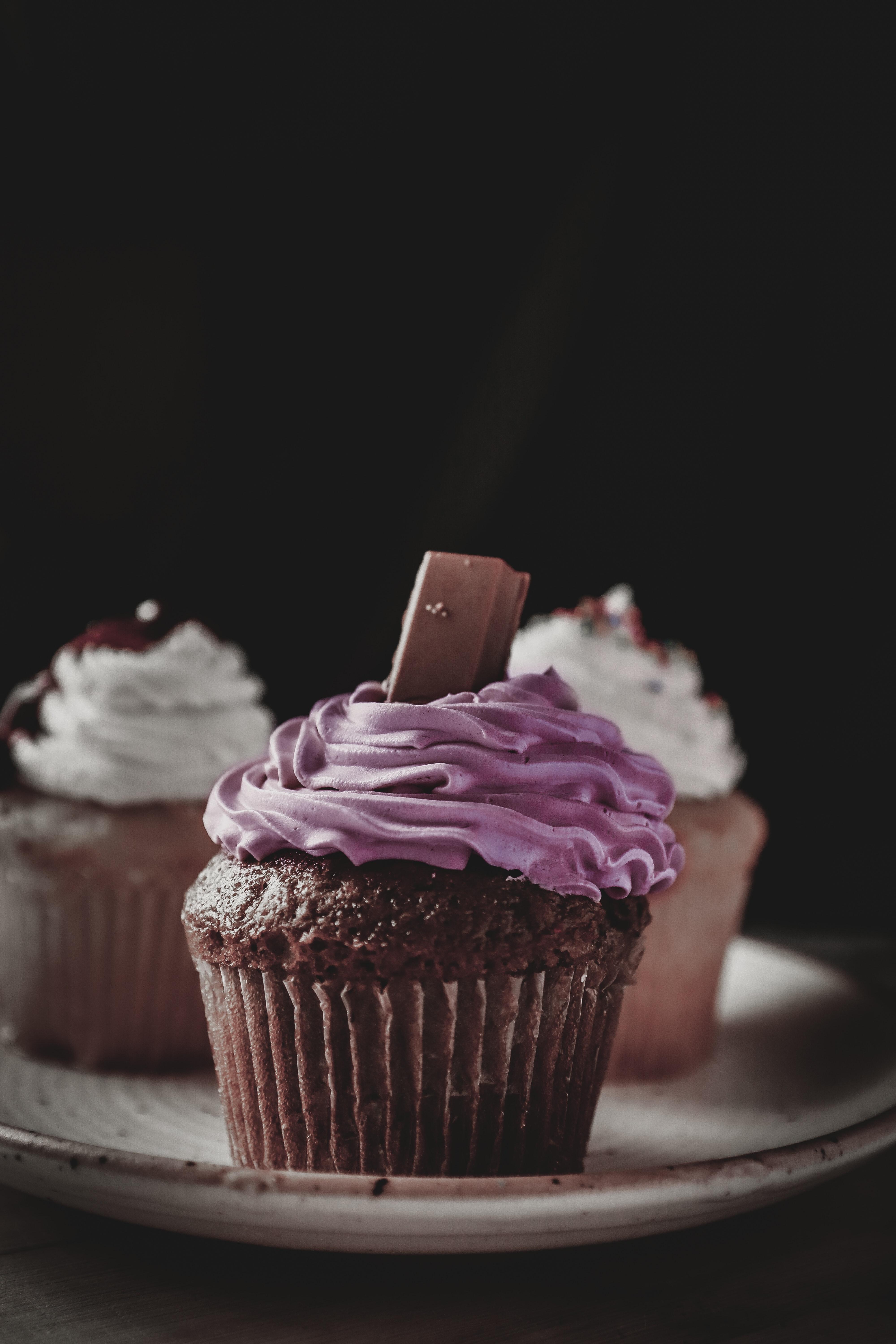 How do you describe cupcakes? 