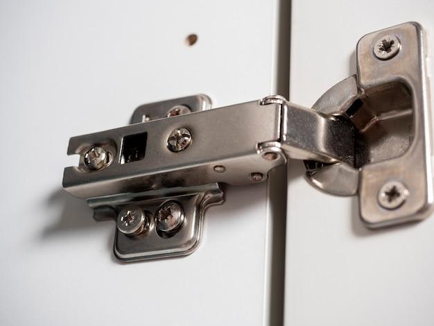 How do you remove a self closing door hinge? 