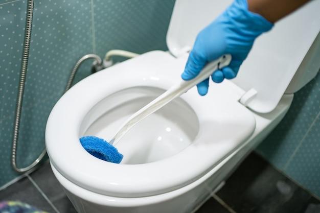 How do you get hair dye off a toilet seat? 