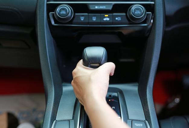 How do you remove the shift knob on a Honda Civic? 