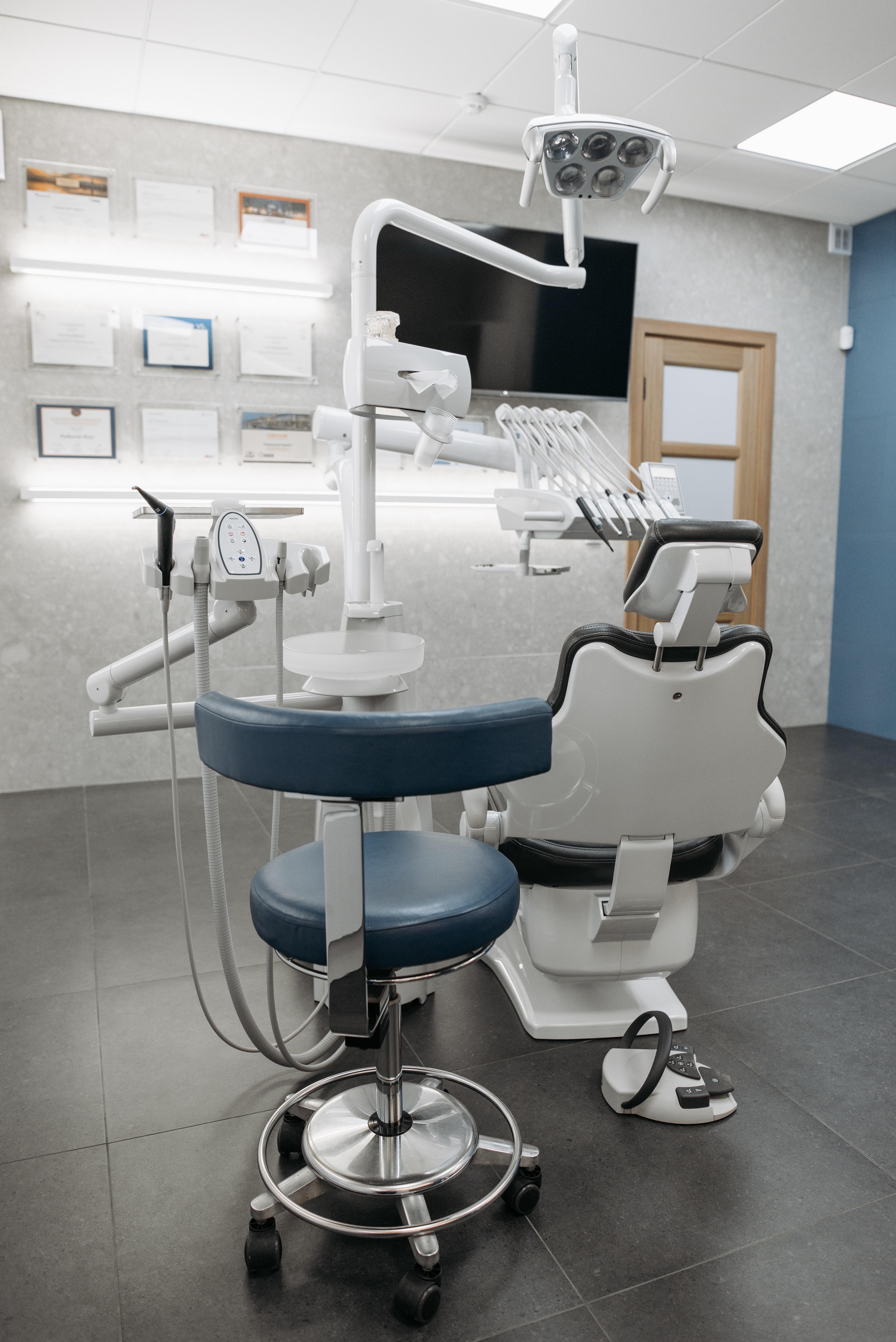 How do hydraulic dental chairs work? 