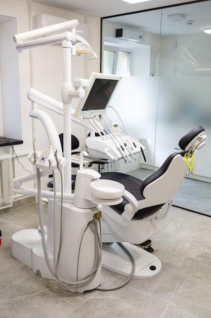 How do hydraulic dental chairs work? 