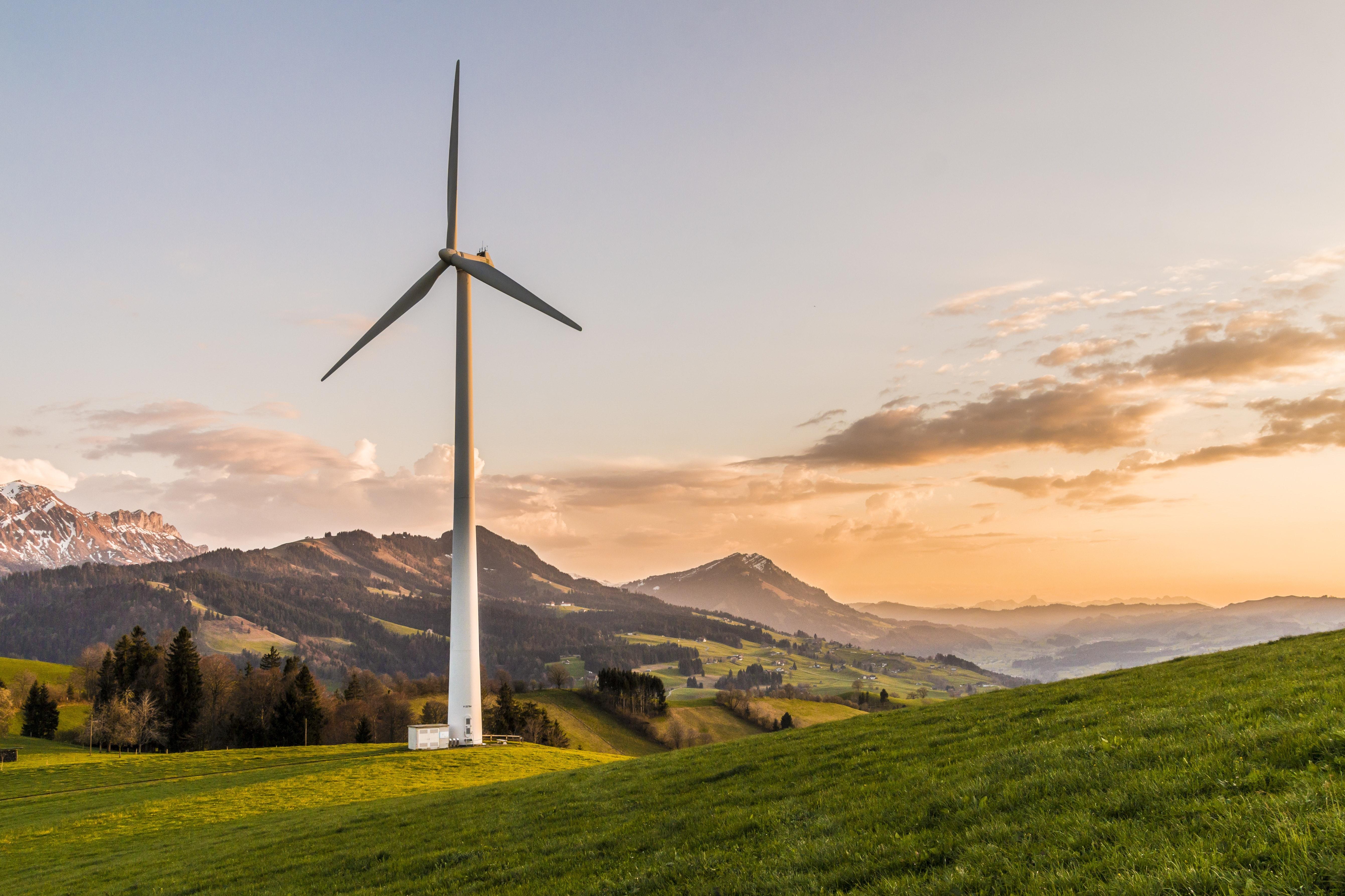 What are the 5 main parts of a wind turbine? 