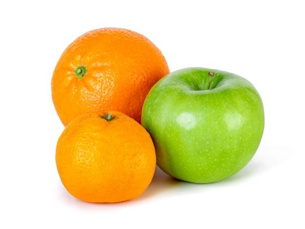 Is it safe to eat apple and orange together? 