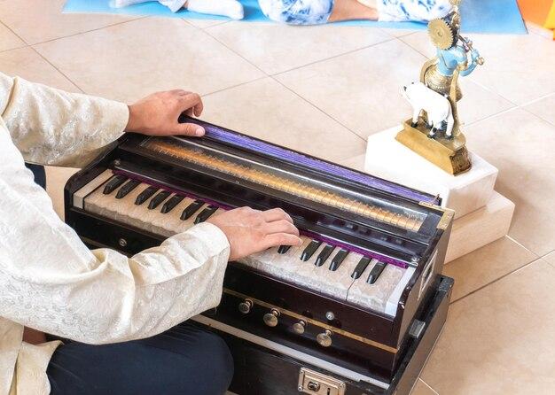 Is playing piano and harmonium same? 