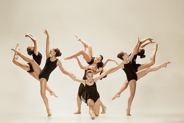 What is the difference between modern dance and ballet? 