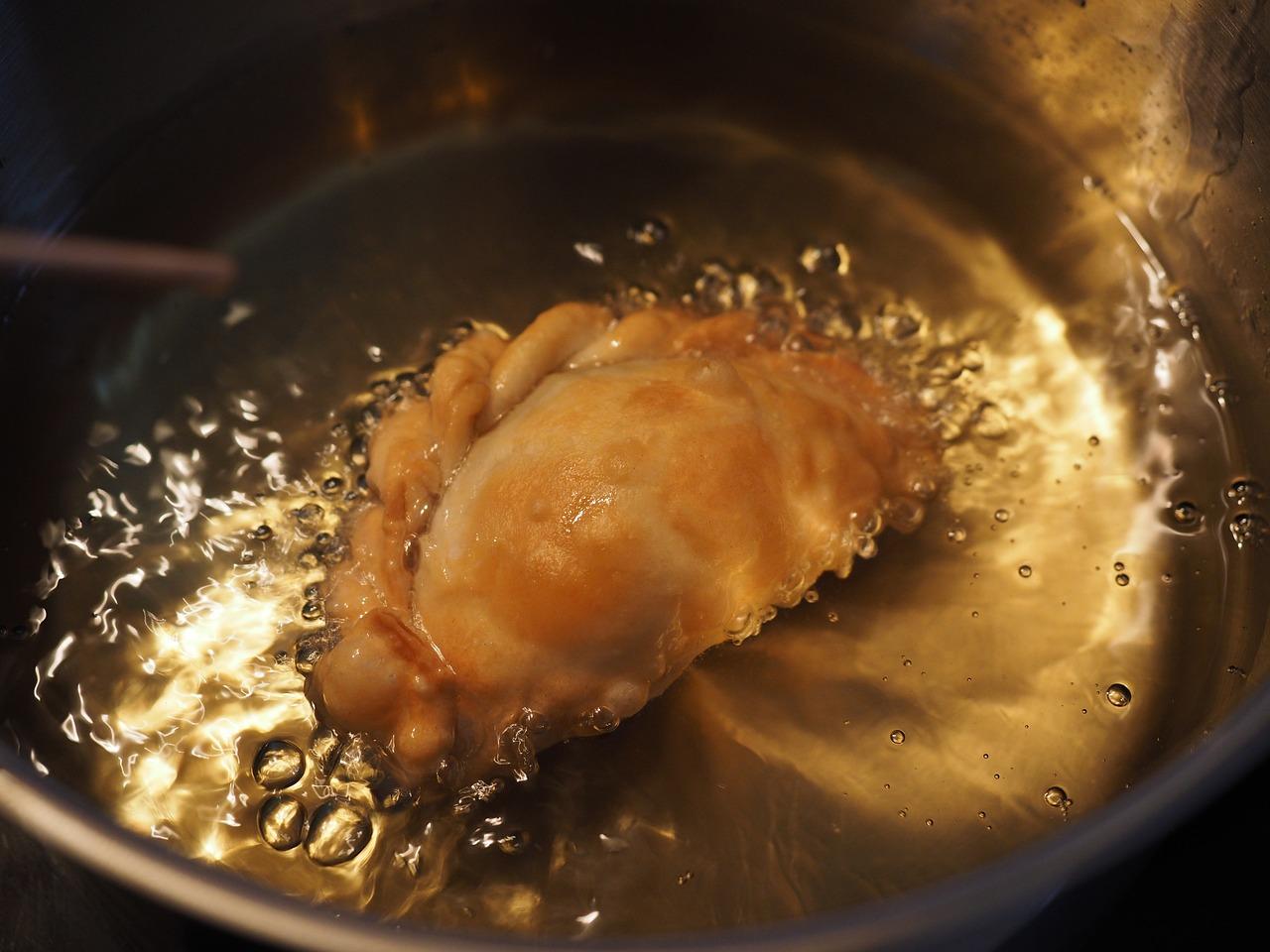 What are the advantages of shallow frying food? 