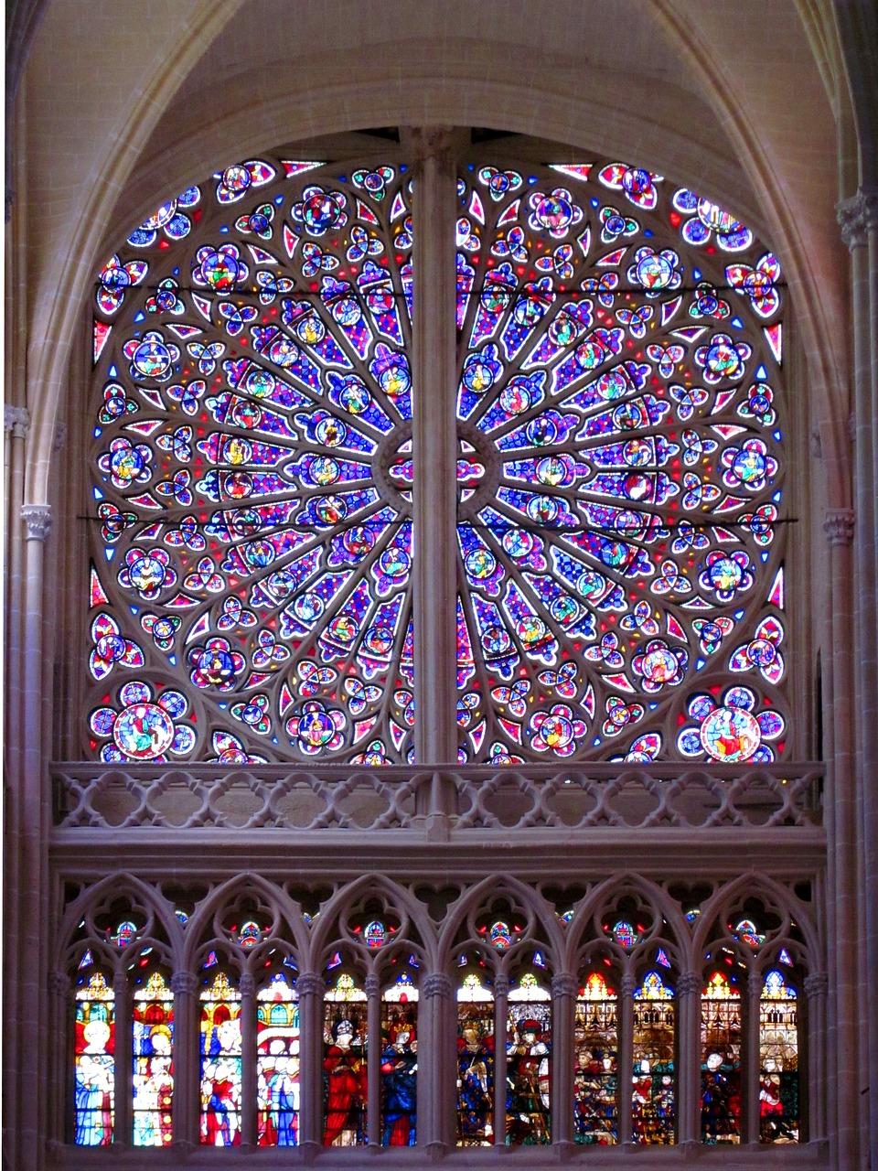 What is the characteristics of rose window? 