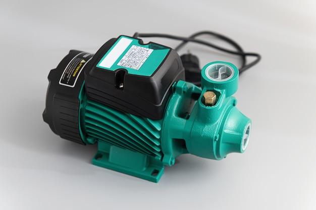 What is difference between monoblock and self priming pump? 
