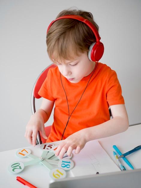 What are the difficulties faced by an auditory learner? 