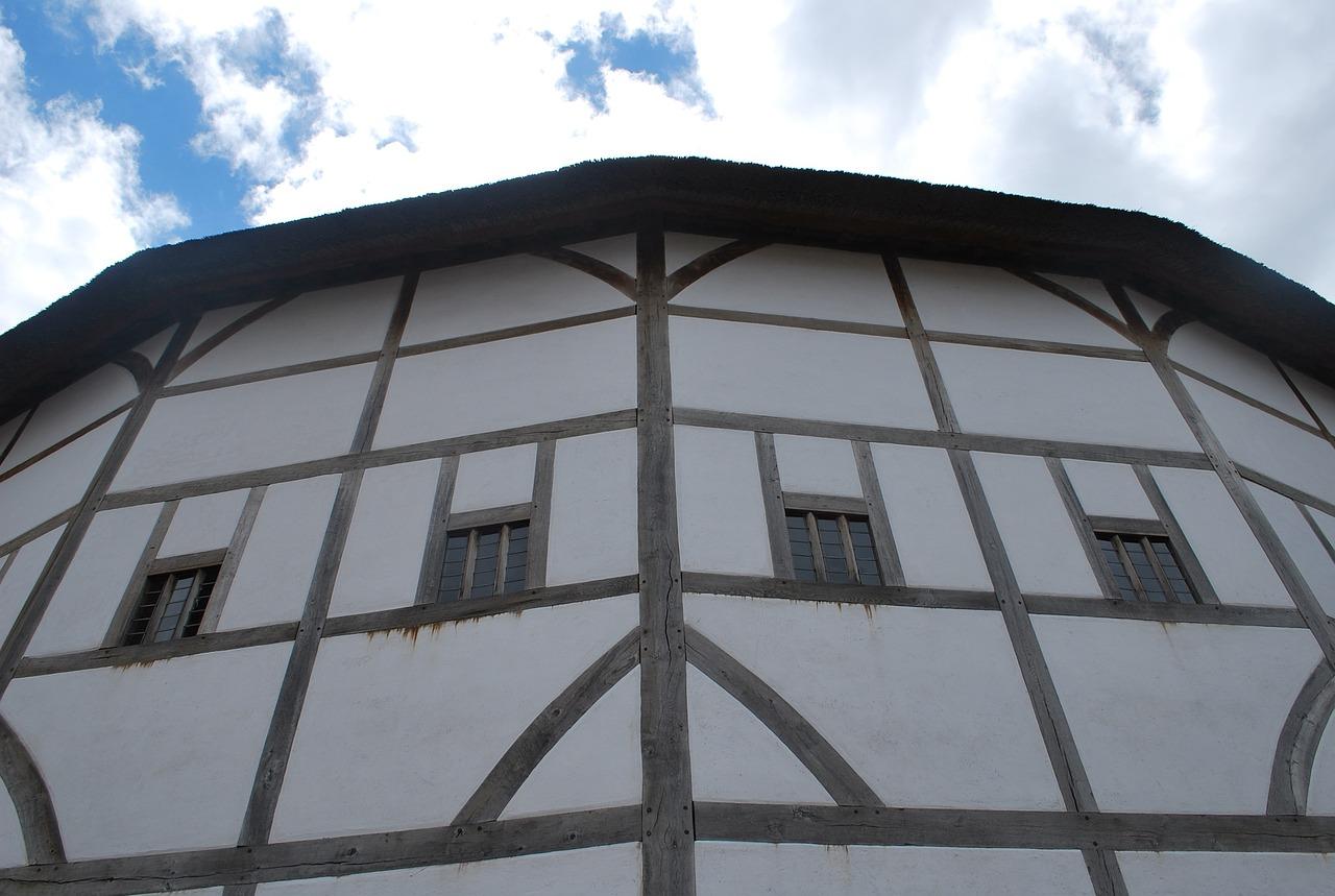 What plays were performed in the Globe Theatre? 