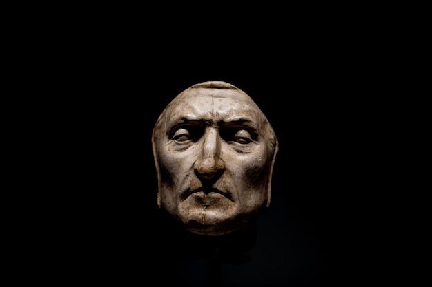 What is the oldest death mask? 