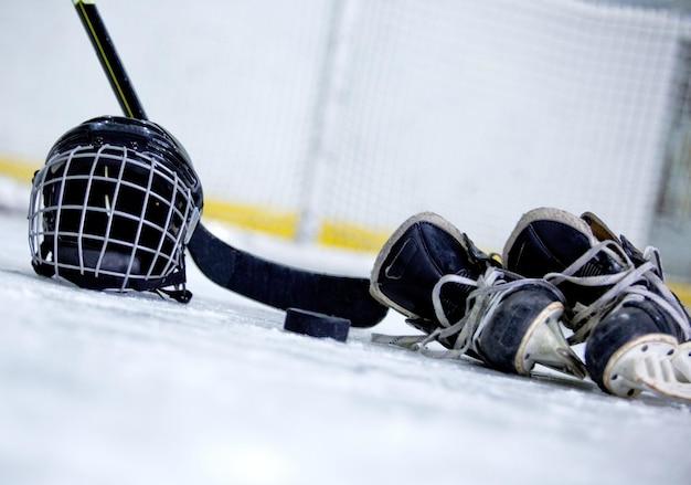 What are the advantages and disadvantages of hockey? 