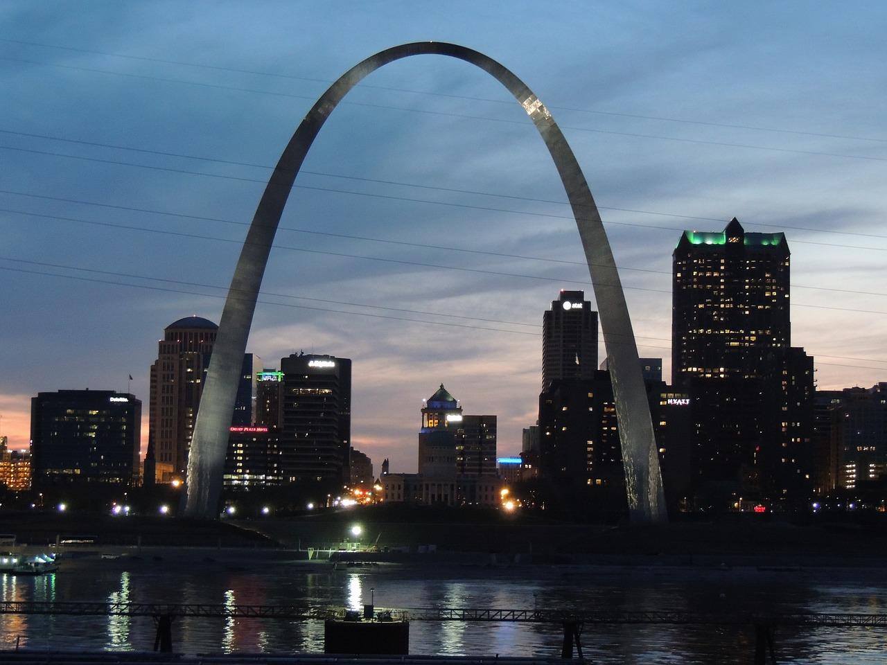 How much does the St Louis Arch sway? 